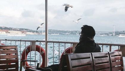 雷蛇新款桌面全息 AI 助手亮相：承诺只提供帮助，绝不评头论足